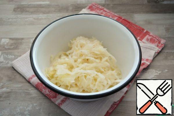 For borscht, I use sauerkraut without carrots, but you can also use carrots. Squeeze it well from the brine, cut it into strips if it is long. There is no need to wash it off.
