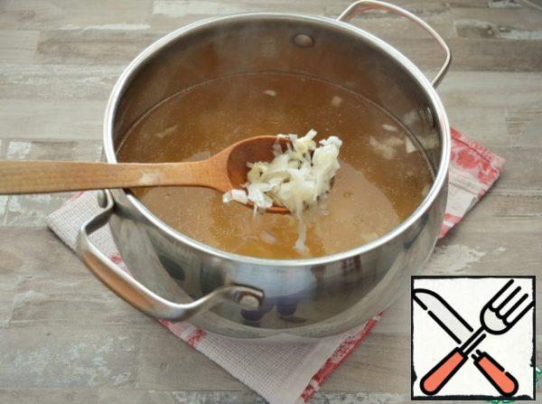 Put the cabbage in the broth, bring to a boil, reduce the heat and cook at a low boil for about 20-25 minutes.