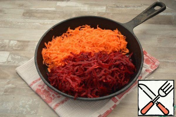 Meanwhile, prepare the dressing. Fry lightly grated carrots and beets in half the volume of oil (or even better lard). Maintain a strong fire, you should hear the aroma of roasted vegetables.
