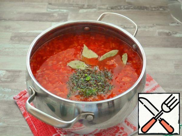 Remove the borscht from the stove, add the bay leaf and finely chopped dill (frozen or dried). Try to add salt, add salt if necessary. Given that the broth has been salted, the cabbage has been salted and brine has been added, salt is usually not required. But still.
Let the borscht brew for at least 30-40 minutes. But on the second day it becomes tastier, like all borscht.
