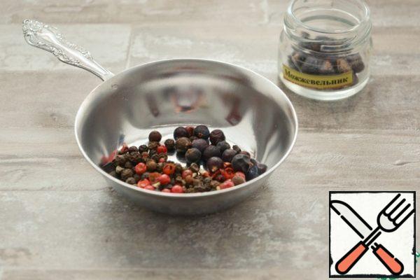 I take black pepper with pink polka dots. It can only be black, or black plus fragrant.
Pepper and juniper berries are crushed in a coffee grinder or spice mill

