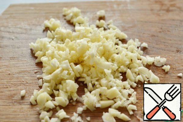 Chop the garlic with a knife.
