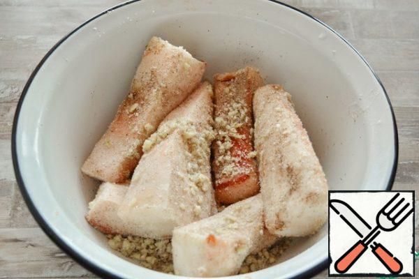 Cut the fat into convenient pieces ("at one time"). Roll in a mixture of salt, sugar and pepper, add garlic and mash the fat well in a bowl.
