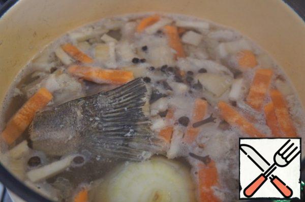 From fish waste, if any, cook broth with the addition of carrots, celery root, onions (all optional, not according to the recipe), black pepper and spices. I never throw away waste when cooking fish dishes (fins, bones, tail), I store it in the freezer until ready.
