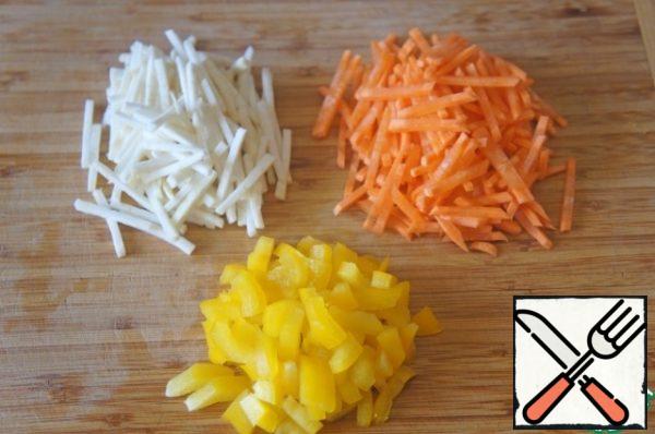 Vegetables thoroughly wash and peel and seeds. Carrots and celery chop into strips. Pepper-strips.