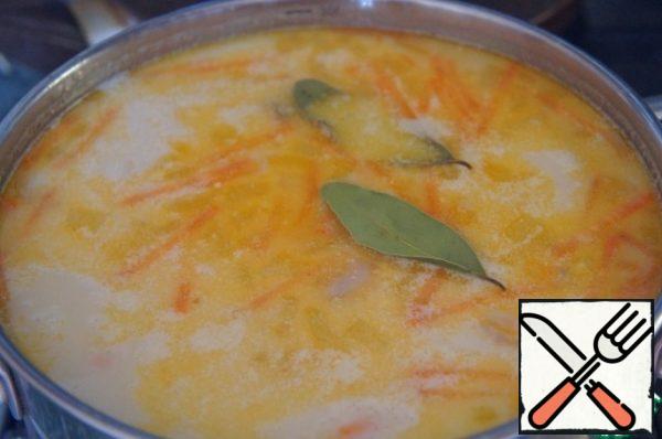 Add the pieces of cheese and stir over low heat until they completely dissolve. Then put the fish, mussels and a couple of bay leaves, bring to a boil and then simmer for 3-4 minutes. Add salt and pepper to taste. Remove from the heat and remove the bay leaf.

