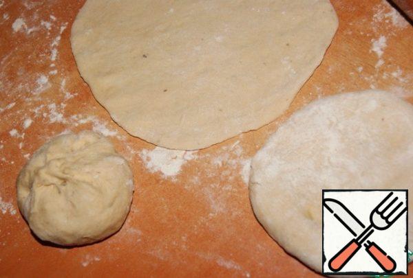 Shape the cakes with a diameter of 20 cm and a thickness of 3 mm.