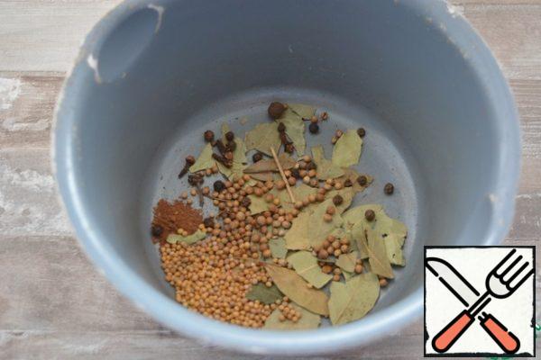 Put all the spices in a saucepan, add salt, sugar, water
