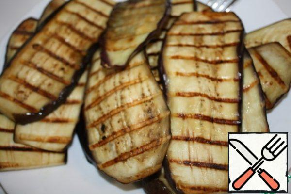 Cut the eggplant into plates, season with salt and let lie for about 20 minutes. Then rinse off the salt and blot with a cloth.
Fry either on the grill or on the grill pan in a little oil.
Can be lubricate oils and bake about 15 minutes in the oven.