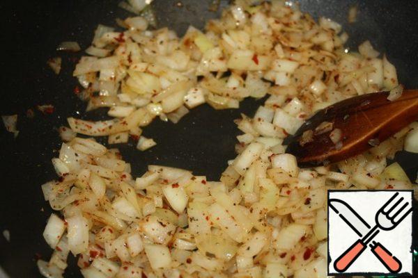 Finely chop the onion and fry it with the addition of hot pepper for about 5 minutes. Cut the canned tomatoes and add to the onions. I sprinkle with sugar, take about half a teaspoon. Add salt to taste and dried Basil. Simmer all about 15 minutes.