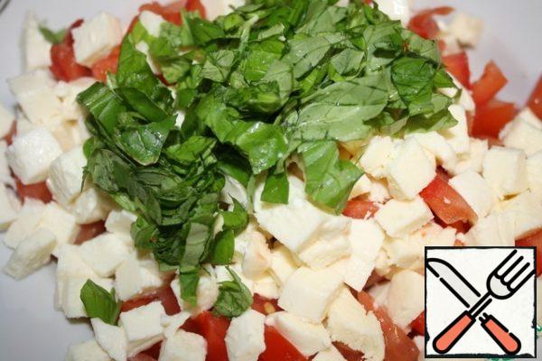 Cut the tomato and mozzarella into cubes, if there is fresh basil, then take the leaves to taste or take dried ones. Mix everything, add oil and salt to taste.
