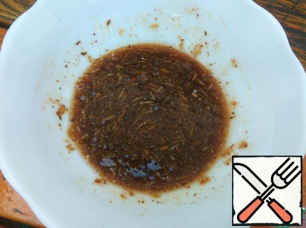 In a small bowl, mix honey, crushed garlic, soy sauce, favorite spices for meat, lemon juice, add salt to taste. You can also add 1 h l of mustard to the marinade.
