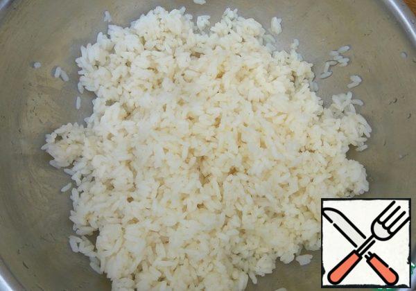 Glass-250 ml.
Figure it is best to take the round.
Rinse the rice, pour 1 Cup of water, cook until tender in salted water.