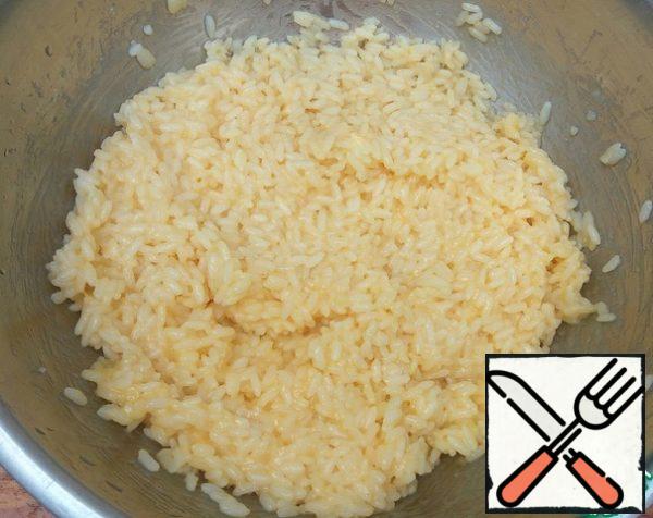 Add egg and starch to the rice. Mix it.
