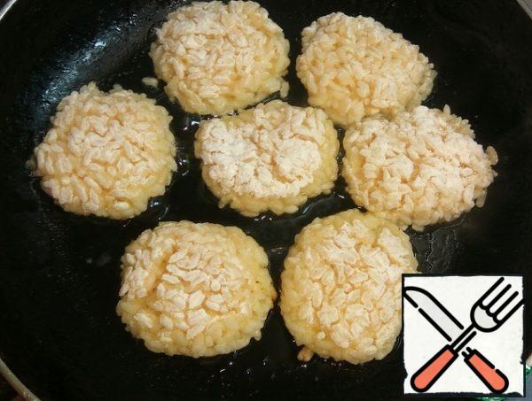 Flatten by shaping the meatballs, and put them in a well-heated frying pan with vegetable oil.
