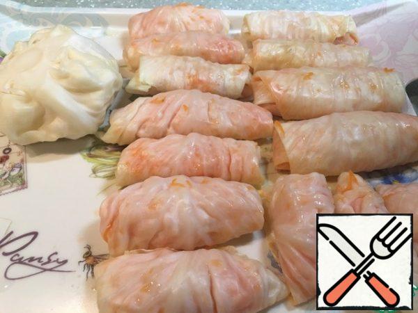 Put the filling on a sheet and roll it up.
Since I had a small head, the rolls turned out to be neat, not very large. So it is more convenient to serve them, and in the future THERE is!!!
