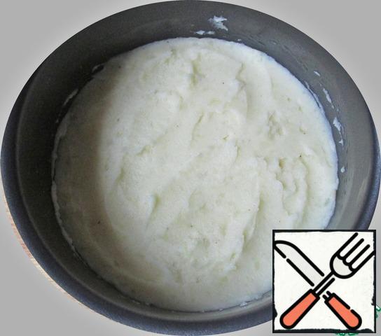Transfer the puree to a form greased with butter, level the surface.