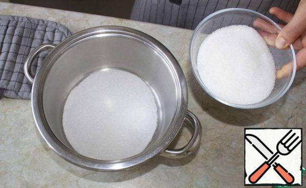 Take a thick-bottomed saucepan (this is important!) and add to it about 60 g of sugar. Sugar should cover the bottom, but it should not be too much.