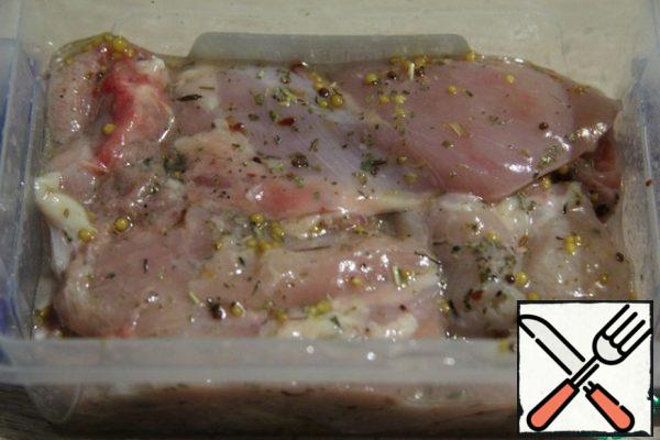 Pour the marinade over the thighs and mix thoroughly. Put in a container or other container with a lid. Leave to marinate for 6-12 hours in the refrigerator.