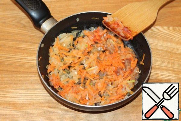 Heat a frying pan with the addition of vegetable oil (1 tbsp) and put the chopped onions (1 PC) and carrots (1 PC). Simmer on low heat for 5 minutes.