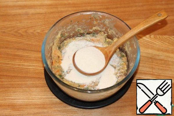 1 tbsp. l. add semolina, salt to taste and mix everything thoroughly.
