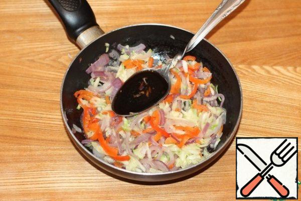 Cut the peeled vegetables: onions, carrots, garlic and zucchini pulp. Fry in hot oil.