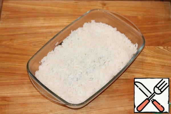 Spread the rice in a greased baking dish.