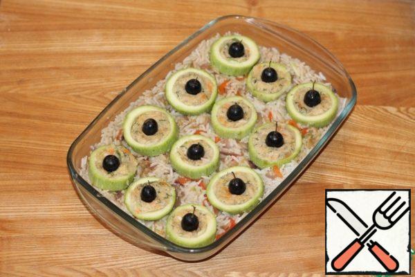 Put the zucchini slices on the rice and fill them with minced meat. Top decorate with large grapes "Isabella".