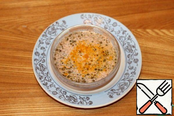 Prepare the filling. Mix the broth (or water) with 1 tbsp vegetable oil, sour cream, tomato ketchup and seasoning, salt and pepper.
