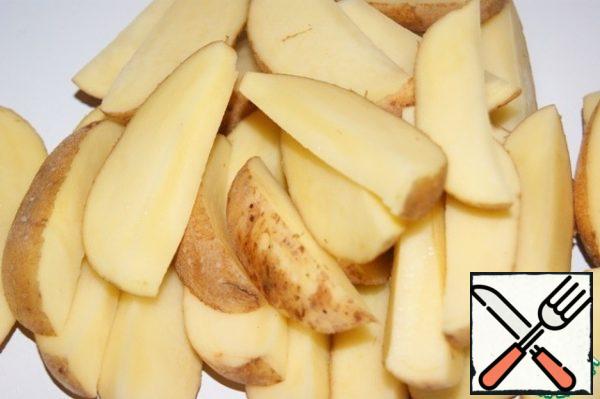 Potatoes wash well with a brush, dry and cut into 6 slices each.
