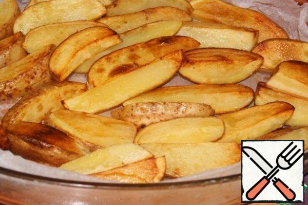 Heat the oil well in a frying pan and fry the potatoes in it until Golden brown.
The form is covered with baking paper (not necessary) and line the potatoes.