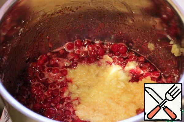 Add to the cranberries apples, grated on a coarse grater.