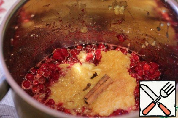 Put the spices. I used buds instead of ground cinnamon (2 pcs. for a third of the ingredients).
Put the pan on the fire, bring to a boil and cook for 15 minutes, periodically removing the foam and stirring.

