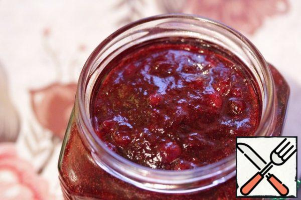 Remove the cinnamon and arrange the jam in sterilized jars, roll up the lids and turn over for 5 minutes.
Stored year in a dark cool place.
From this number of products it turns out a little more than a liter of jam. You can pack it in small jars and use it as a Christmas present.