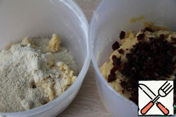 Divide the dough in half. In one part add almond flour, in the second - cranberries (it is better to chop it with a knife)