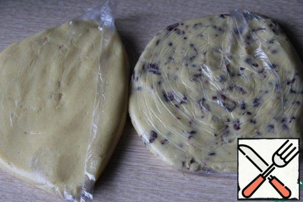 The dough is wrapped in bags and sent to the cold for at least an hour.
