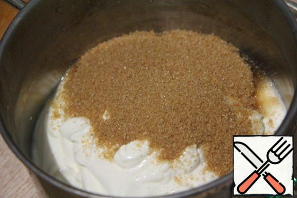 Prepare the cream. Sour cream mix with the sugars. In a water bath boil for about an hour (40-50 minutes).