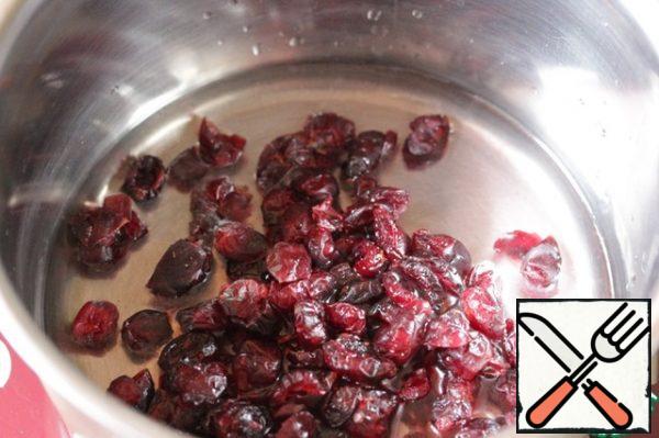 Dried fruits should be fresh and soft to the
touch!
Put the cranberries in a saucepan, pour 50 g of water and put on medium heat, stirring constantly until the liquid completely evaporates.
