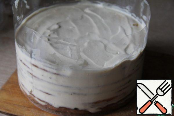 I left the pie in a cool place (but not in the refrigerator) to soak it better, overnight.
After removing the film, decorate according to your taste and desire.
