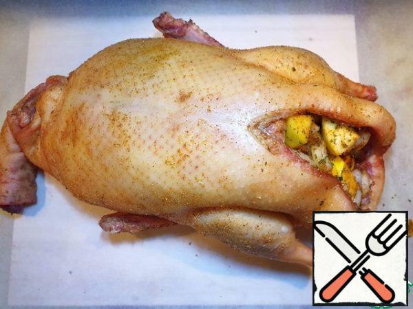 Put the filling inside the duck.
From all sides of the duck sprinkle with salt and pepper.