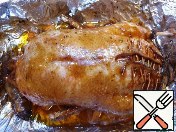 Reduce the oven temperature to 170⁰C.
Cover the duck with icing.
Bake in the oven, not covering with foil for another 1.5 hours.