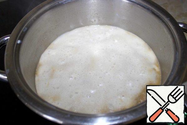 When the rice turns golden and the milk is warm, they need to be combined. Pour the milk into the rice and add lemon zest, cinnamon stick, vanilla sugar and salt. Leave the rice to cook over medium heat for 10 minutes. Longer - no need! When baking, the pudding will thicken in the oven! In the meantime, let him be thin!
