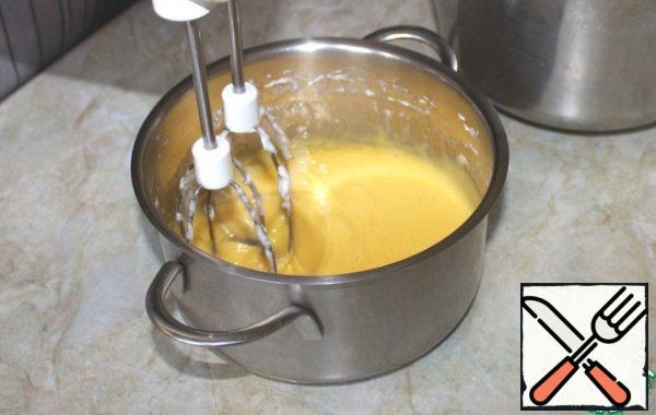 While the rice is cooking, divide the eggs into whites and yolks. Add sugar to the yolks and beat lightly until the ingredients are mixed (you do not need to beat until fluffy).
