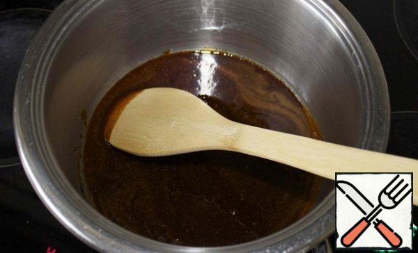 Add the remaining sugar. Now you can interfere, BUT! only with a wooden or silicone spatula. Metal spoon is not suitable) while the movement should be very smooth!