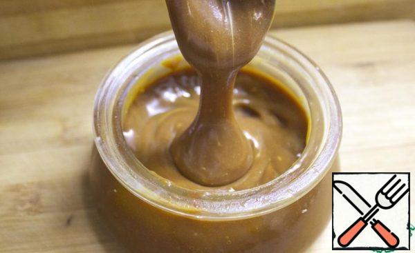 Pour the caramel into a jar, let cool and refrigerate!
There it will become more elastic and viscous. All. Done!