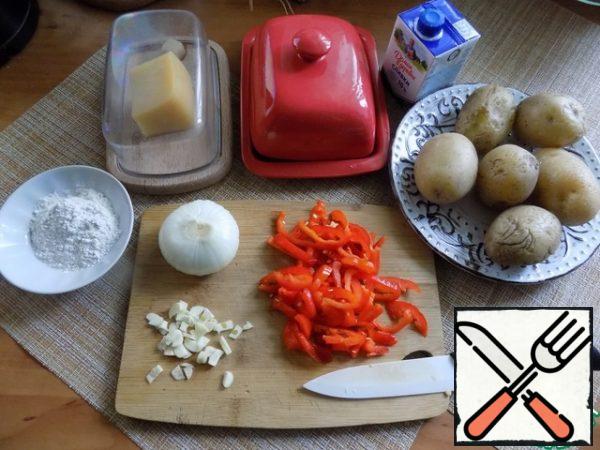 Potatoes need to be washed well and cooked in a uniform almost to readiness. Boil it is not necessary!
We prepare everything we need for the dish. Onions, garlic and pepper cut arbitrarily, as you like.