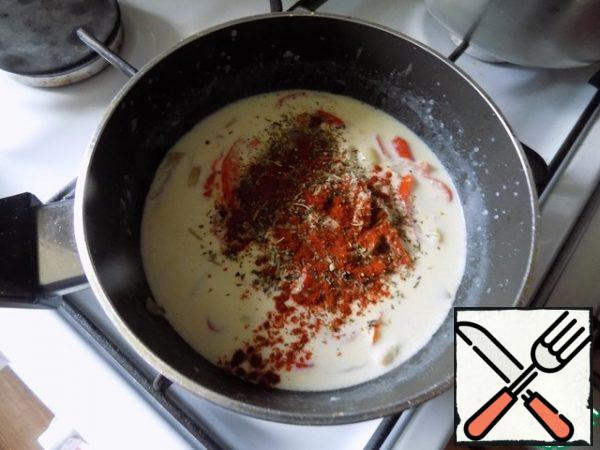 Stirring with a spoon, pour in the cream, add spices: Provencal herbs and Cayenne pepper, salt to taste, mix again and cook until thick. It's fast.