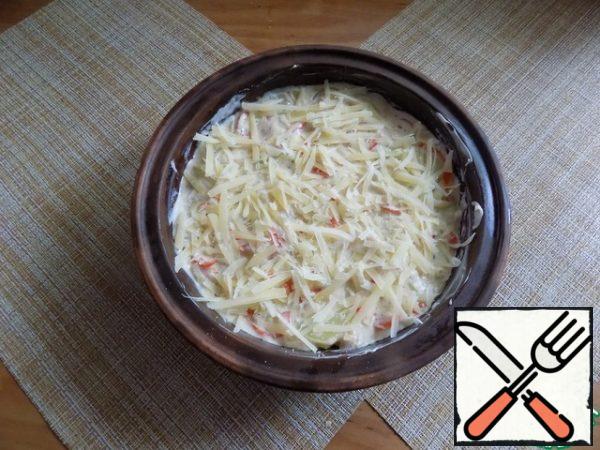 Spread the sauce evenly over the top and sprinkle with cheese. Put in the oven for 20 minutes, setting the temperature to 180 * C. The potatoes and sauce are almost ready, and we need the dish to reach the oven and bake beautifully. That was enough time for me.

