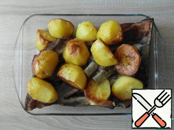 - cut the potatoes into large( if potatoes are medium and small-leave as is; if large-cut in half )
-add salt, add spices... here is dill should be dry, garlic desirable, too,
- add a little vegetable oil
- mix the potatoes well, so that the whole is smeared with spices and oil
- put the meat in the sleeve, put the potatoes on top
- tie with one edge, squeeze out the air as much as possible and tie the second edge
- bake in the oven on the highest heat for 20 minutes... this will allow the products to warm up well and they will begin to fry... then reduce the heat and bring to readiness at 110°-120° for another 30-40 minutes...
All. Done.