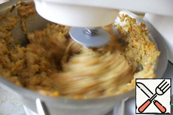 Now you need to knead the stuffing. You can do it with your hands (about 10 minutes), and with the help of a mixer (at low speed). The minced meat should be well beaten off, all the fibers should soften! This is the first secret!